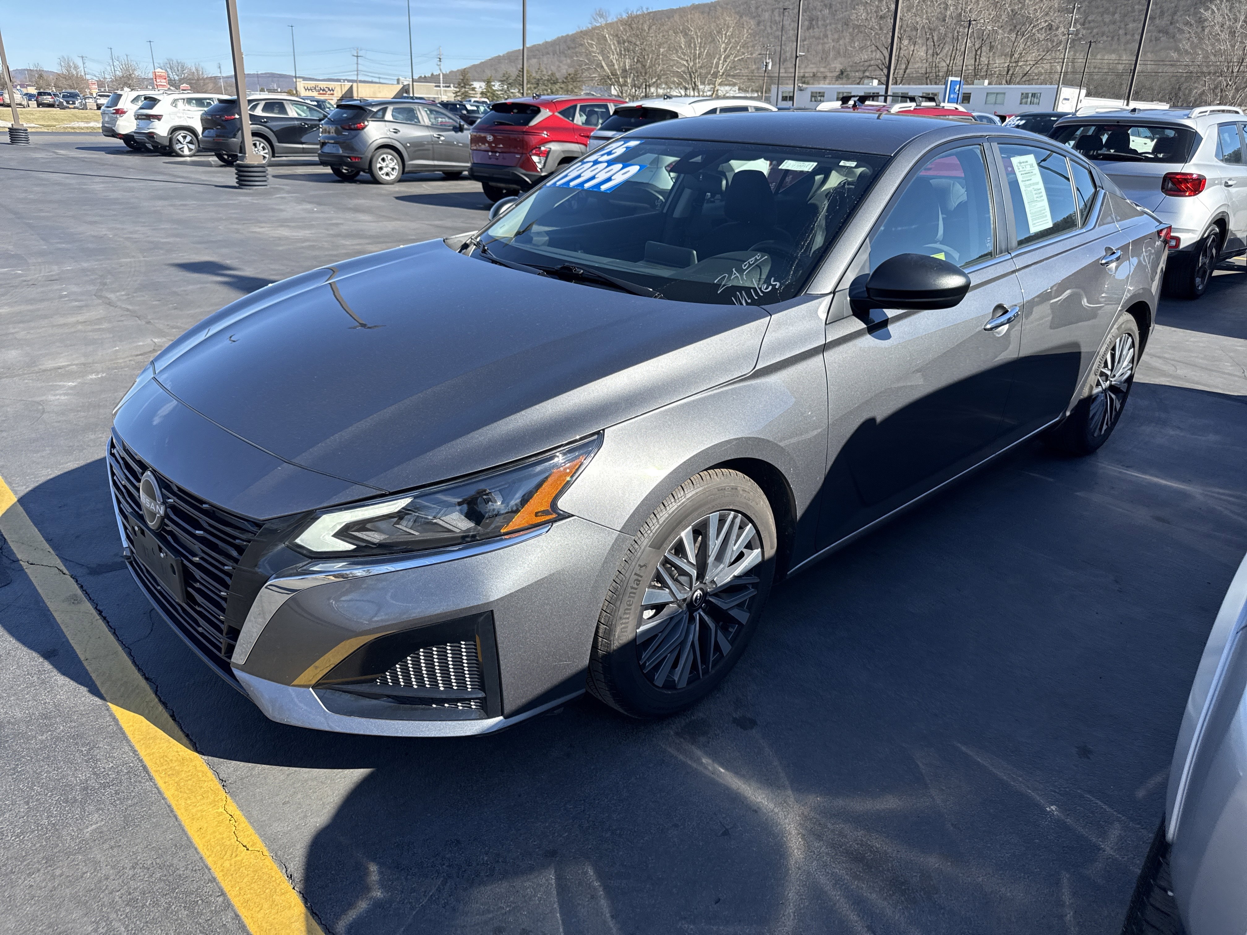 Used 2025 Nissan Altima 2.5 SV FWD image 2