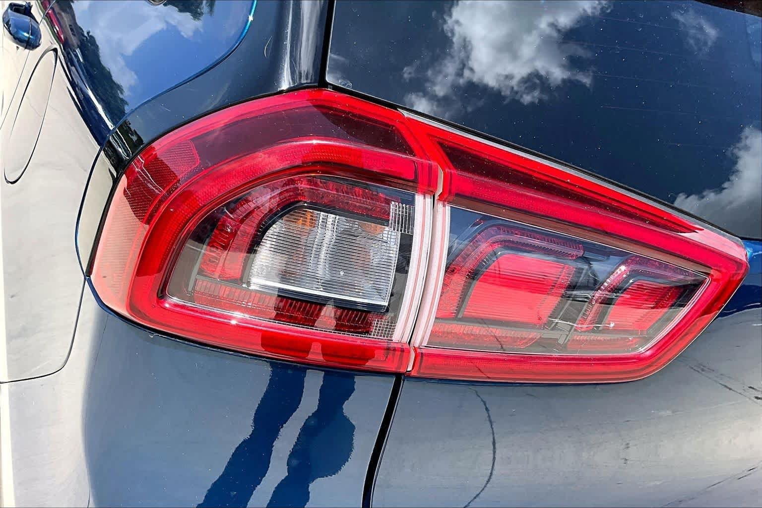 Used 2018 Kia Niro Touring FWD image 27