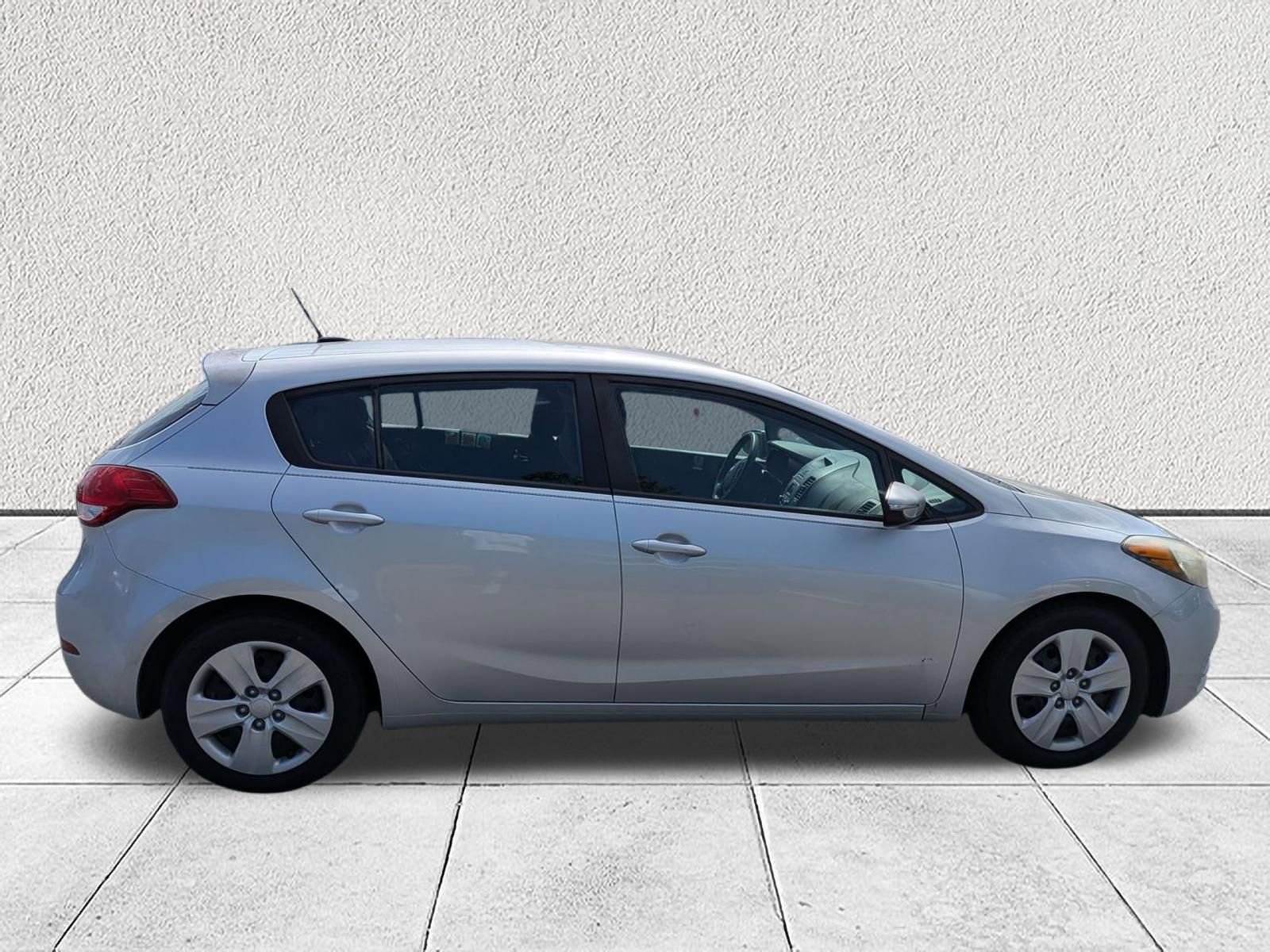 Used 2016 Kia Forte LX image 2