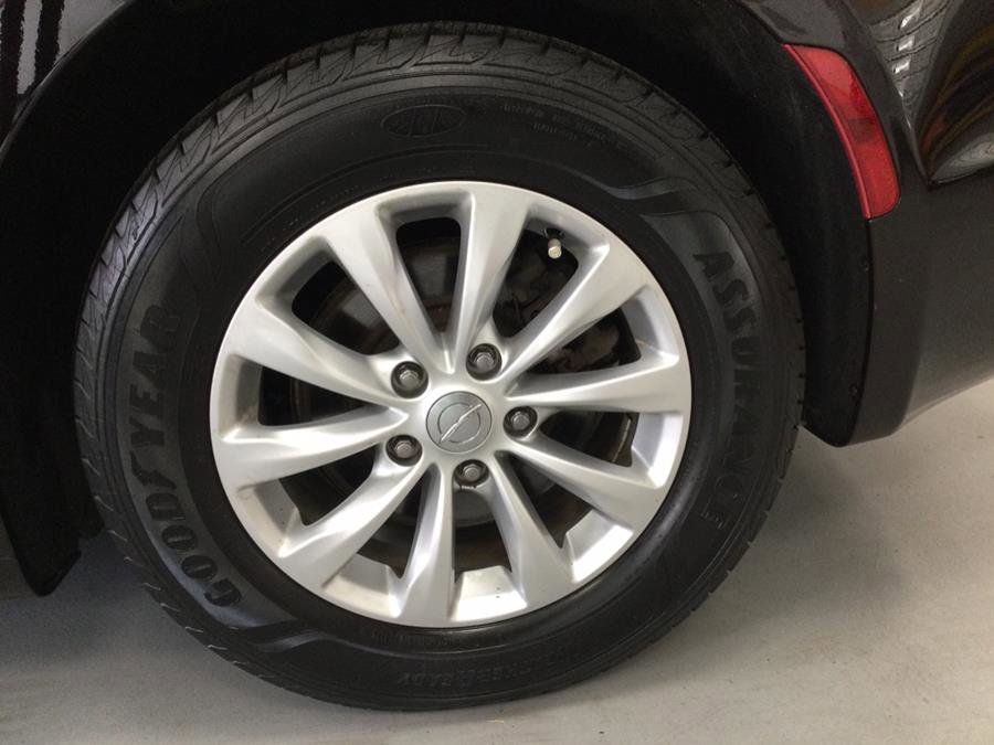 Used 2019 Chrysler Pacifica Touring-L image 30