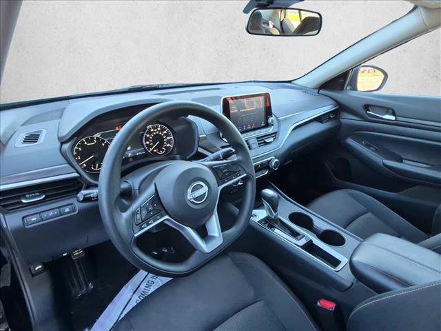 Used 2025 Nissan Altima 2.5 SV FWD image 11