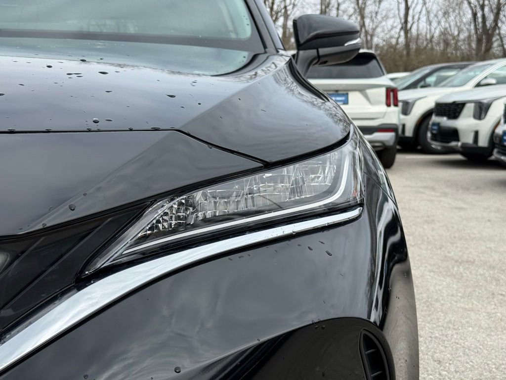 Used 2021 Toyota Venza LE image 4