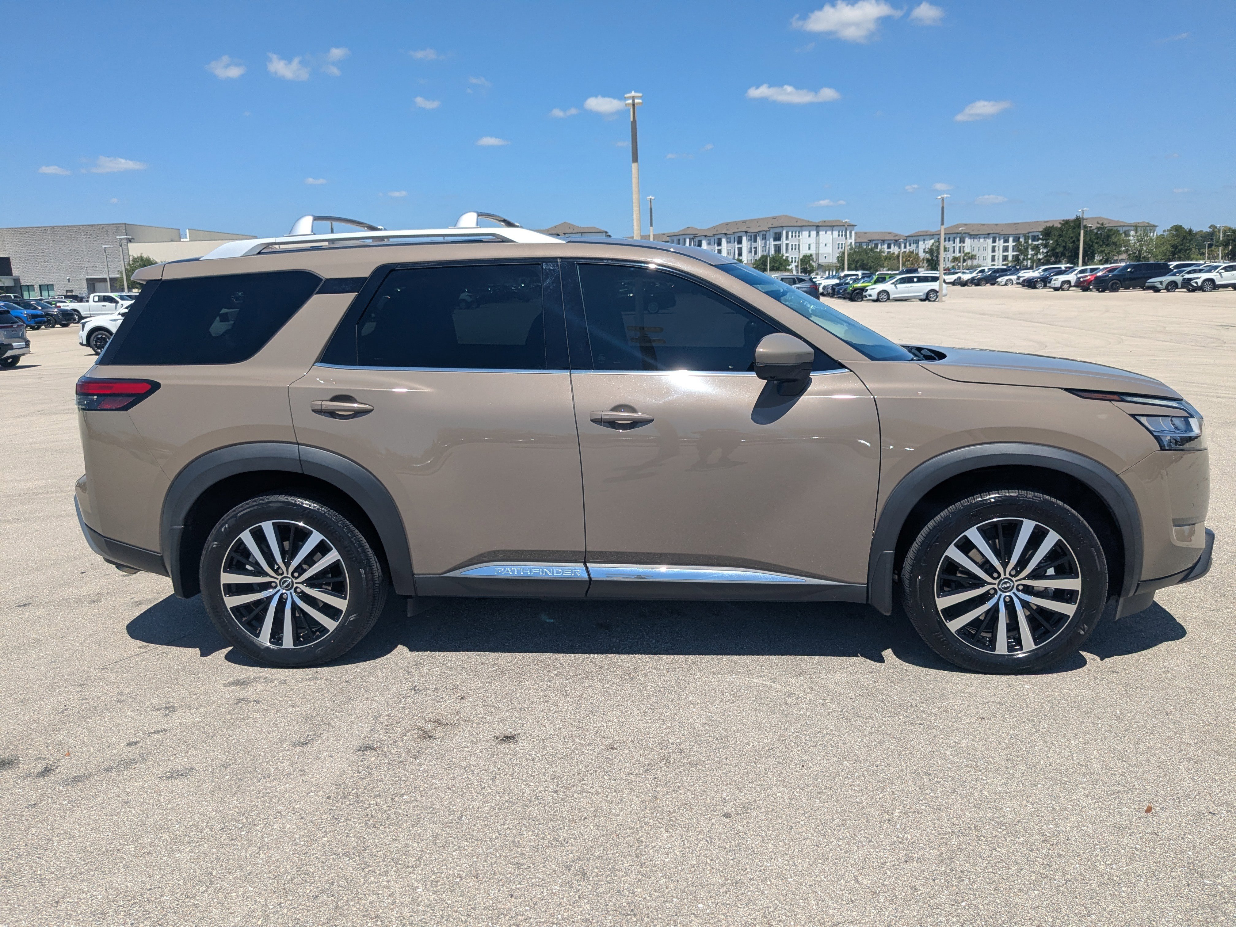 Used 2024 Nissan Pathfinder Platinum FWD image 4