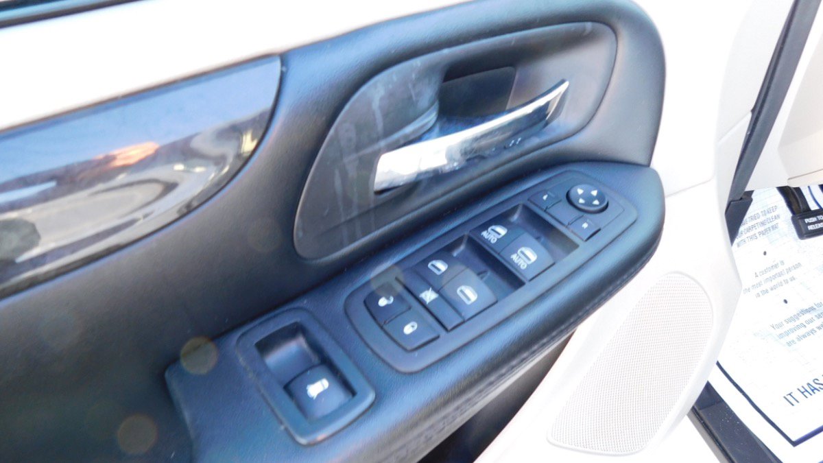 Used 2019 Dodge Grand Caravan SE w/ UConnect Hands-Free Group image 12