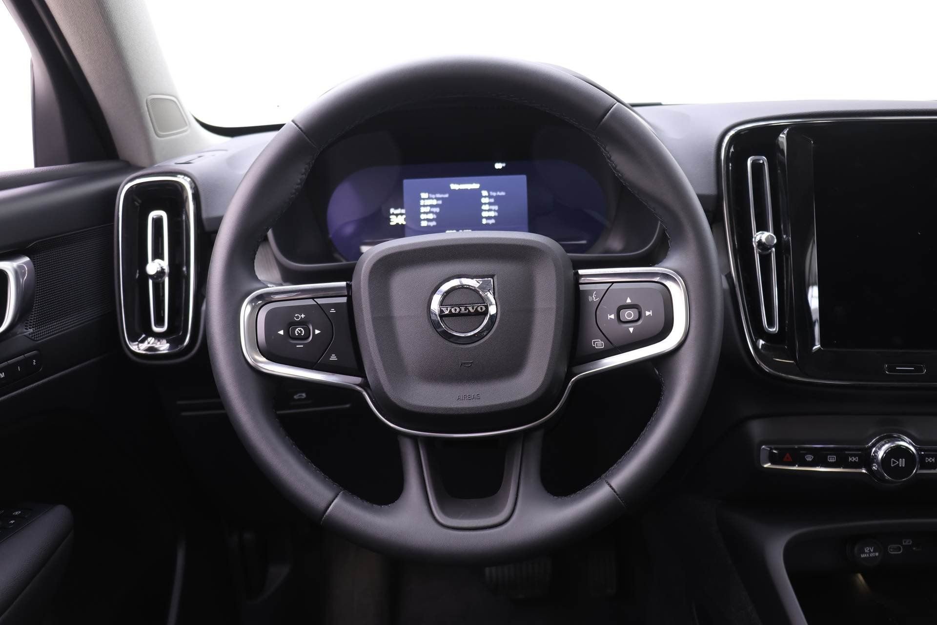New 2026 Volvo XC40 B5 Plus w/ Protection Package Premier AWD/4WD image 17