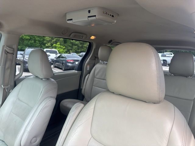 Used 2015 Toyota Sienna LE FWD image 36