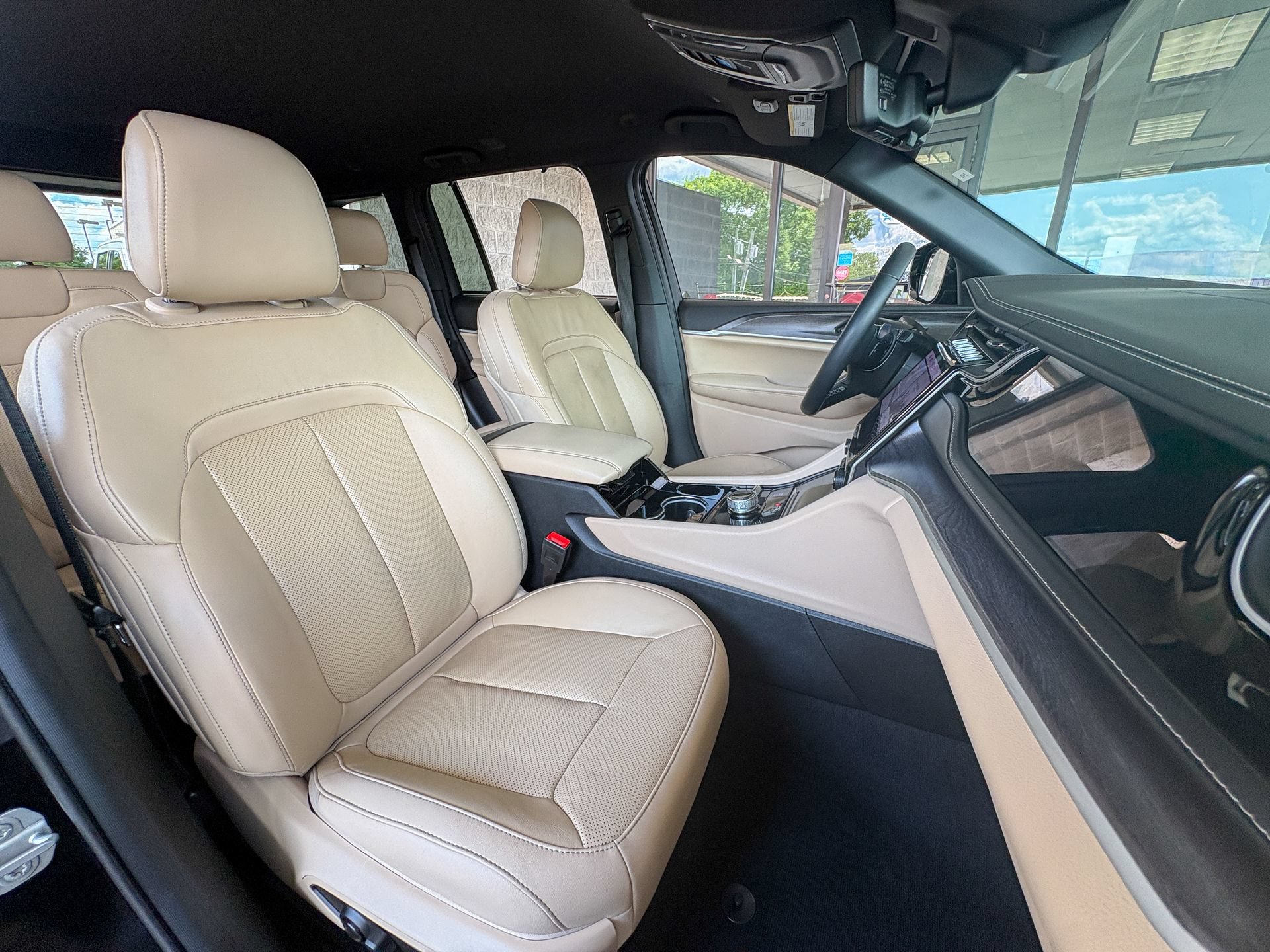 Used 2023 Jeep Grand Cherokee Limited w/ Luxury Tech Group II AWD/4WD image 24