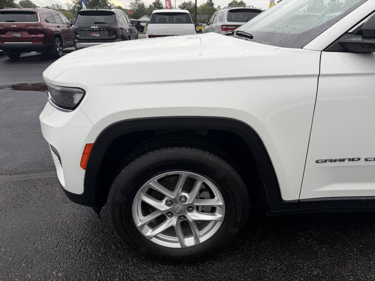 Used 2023 Jeep Grand Cherokee Laredo w/ Trailer Tow Prep Group (B) AWD/4WD image 11
