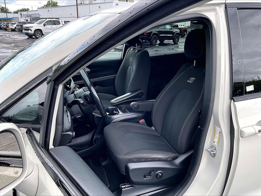 Used 2021 Chrysler Pacifica Touring w/ S Appearance Package FWD image 10
