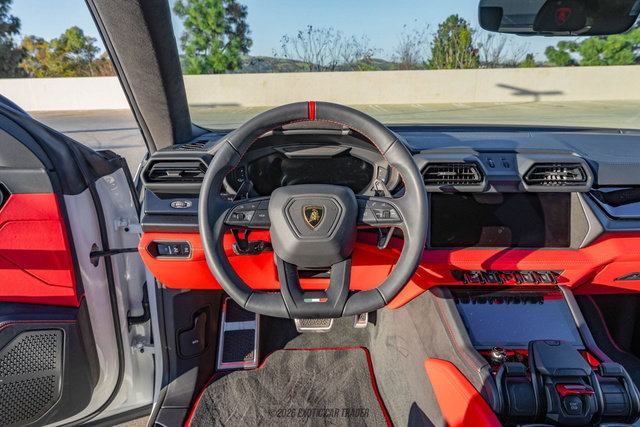 Used 2025 Lamborghini Urus SE AWD/4WD image 18
