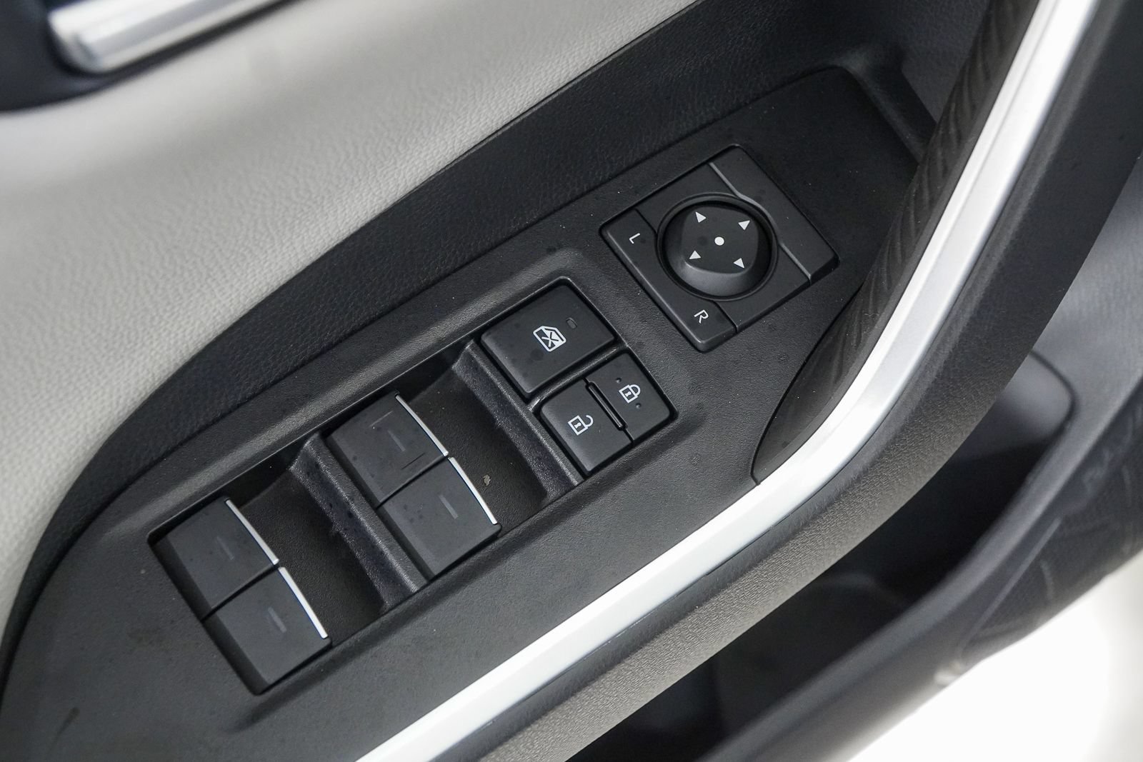 Used 2025 Toyota RAV4 Limited w/ Weather Package AWD/4WD image 20