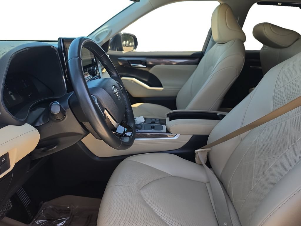 Used 2023 Toyota Highlander Platinum FWD image 12