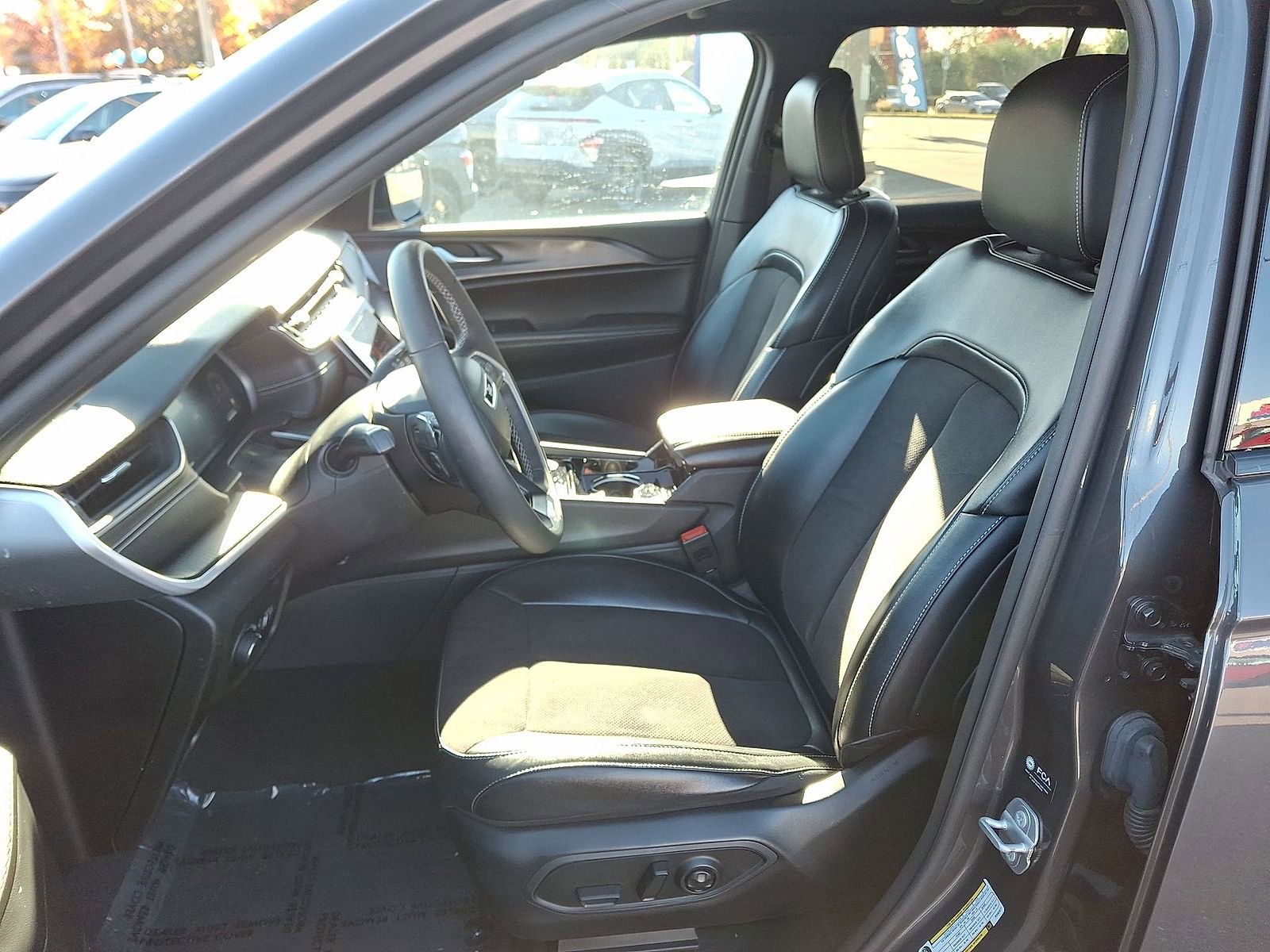 Used 2023 Jeep Grand Cherokee Altitude image 17