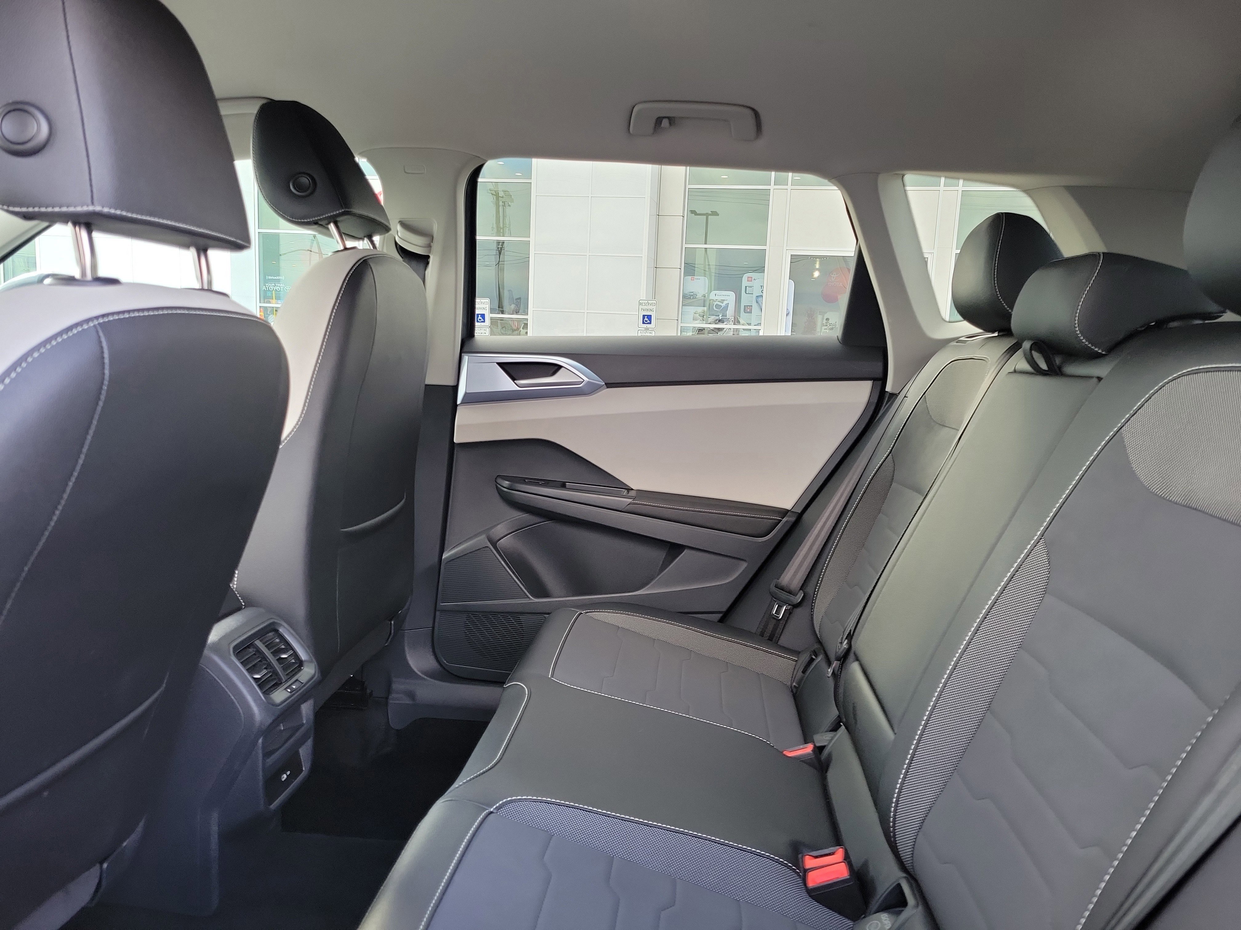 Used 2025 Volkswagen Taos SE image 11