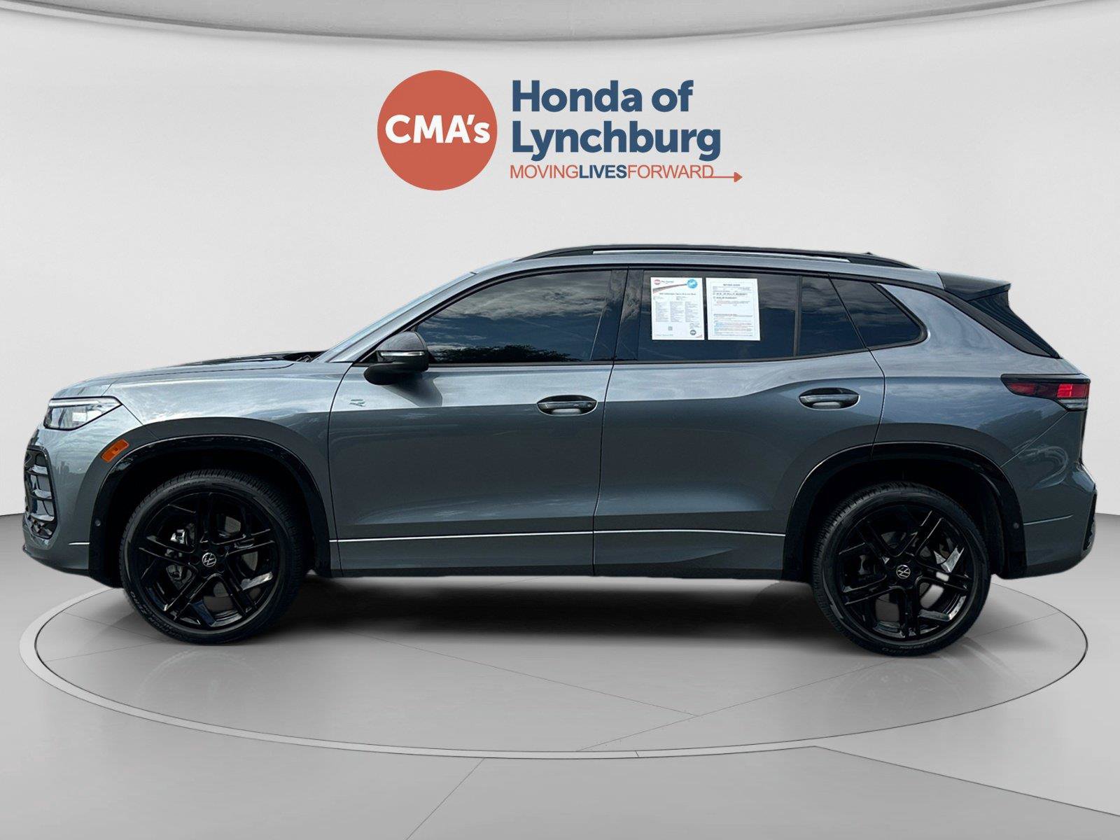 Used 2025 Volkswagen Tiguan SE R-Line AWD/4WD image 2