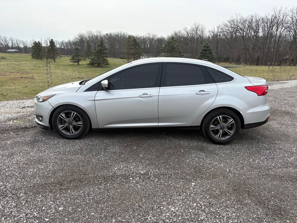 Used 2018 Ford Focus SE w/ SE Appearance Package image 6