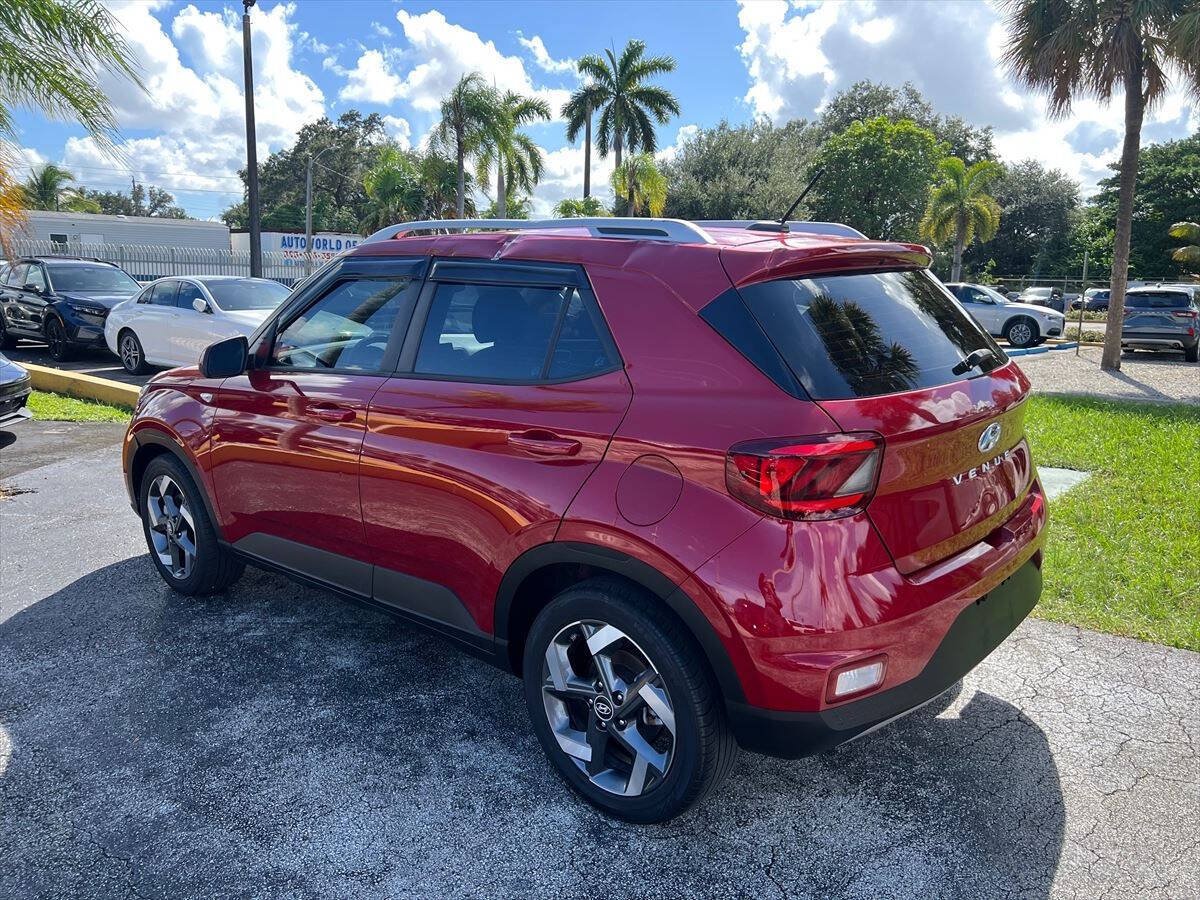 Used 2023 Hyundai Venue SEL FWD image 7