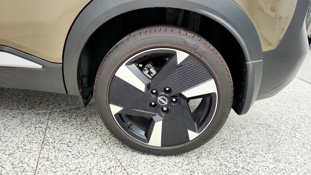 Used 2025 Nissan Kicks SR w/ SR Premium Package AWD/4WD image 9