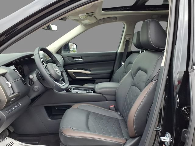 Certified 2025 Nissan Pathfinder Platinum w/ Black Appearance Package AWD/4WD image 19