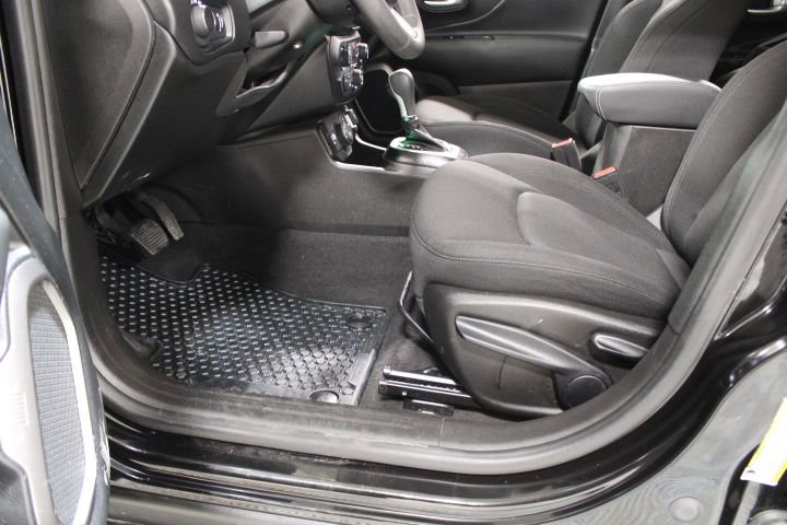 Used 2023 Jeep Renegade Latitude image 16