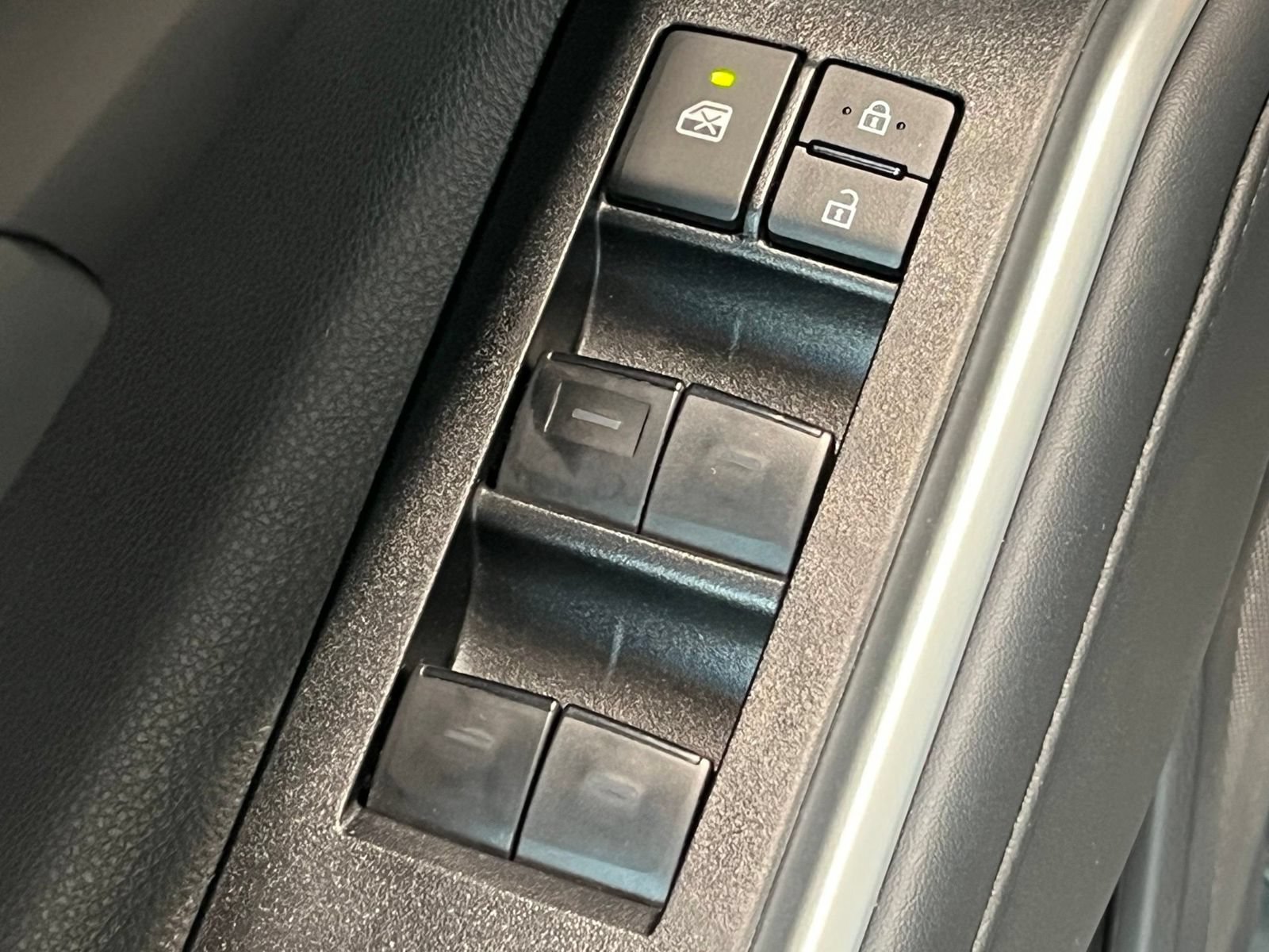 Used 2025 Toyota Highlander XLE FWD image 35