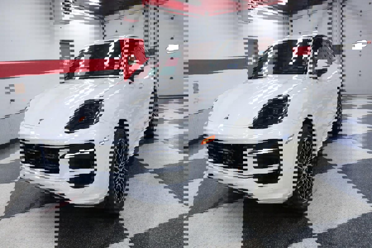 Used 2024 Porsche Cayenne AWD/4WD image 5