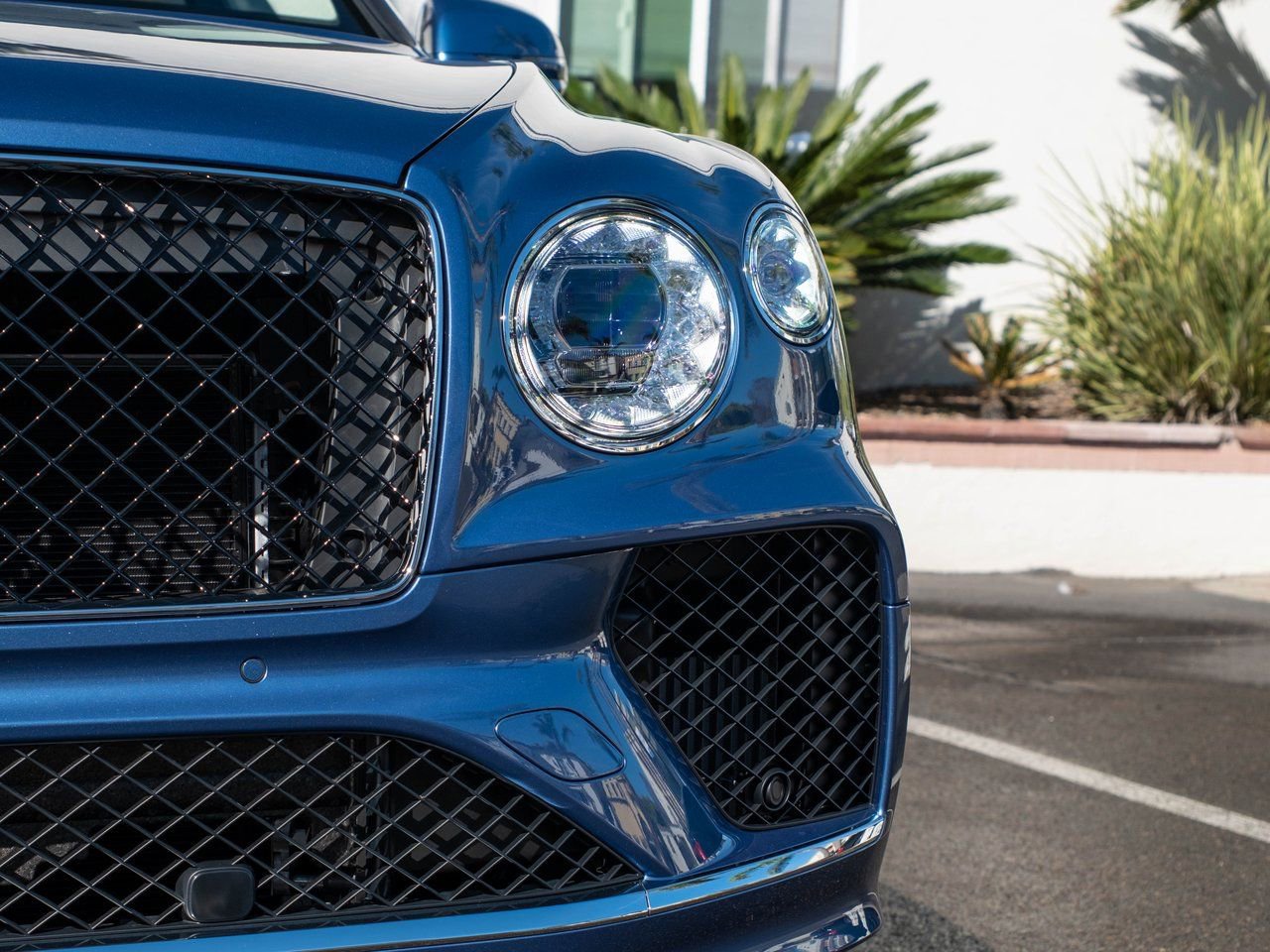 Used 2025 Bentley Bentayga Plug-In Hybrid image 35