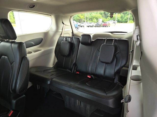 Used 2023 Chrysler Pacifica Touring-L FWD image 20