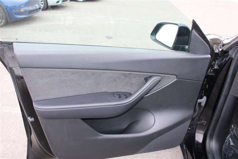 Used 2022 Tesla Model Y Long Range image 11