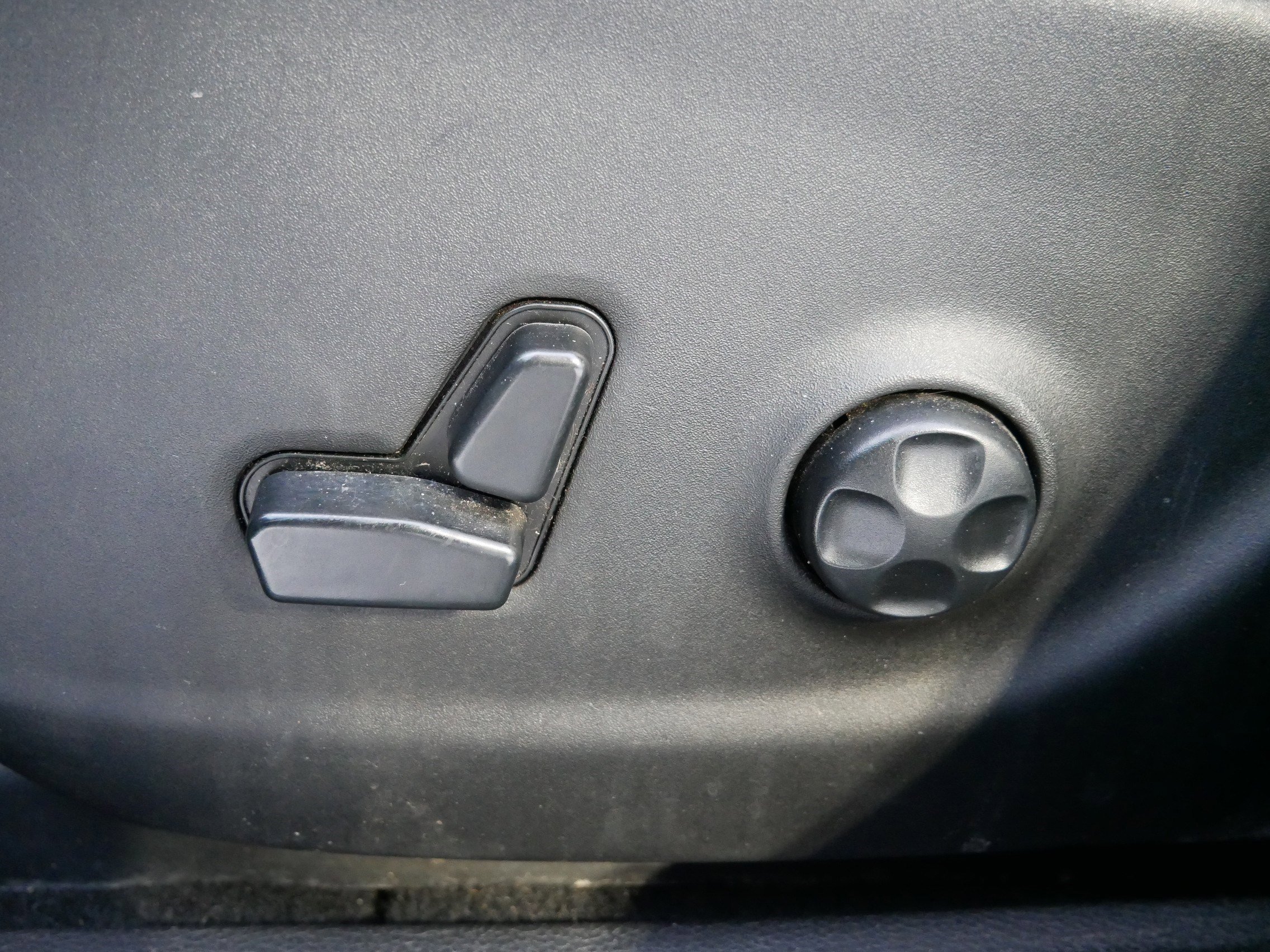 Used 2019 Jeep Cherokee Trailhawk w/ Cold Weather Group image 20