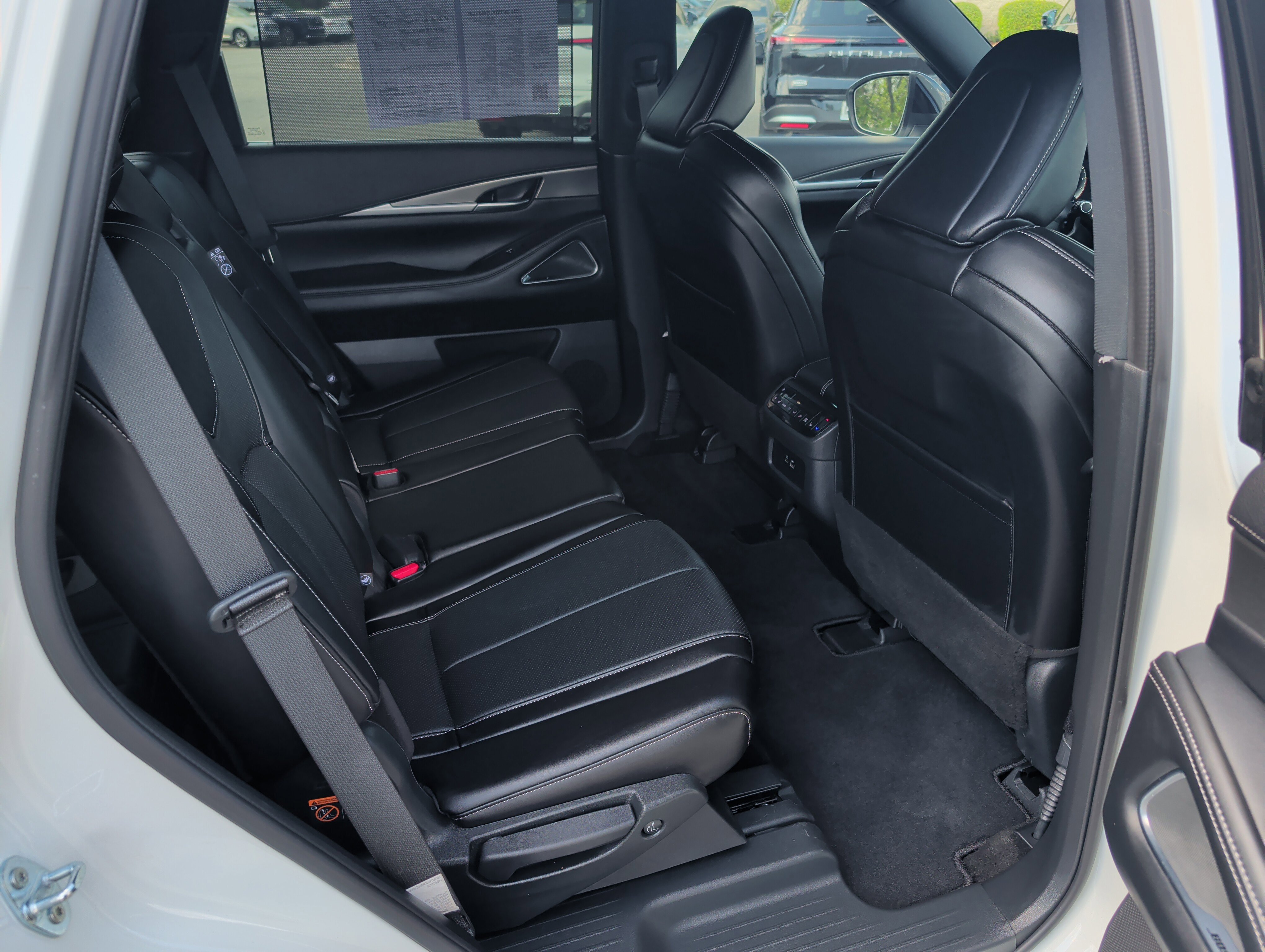 Used 2025 INFINITI QX60 Luxe w/ Black Edition image 13