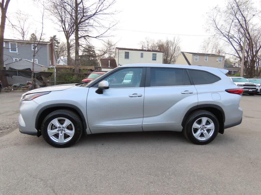 Used 2023 Toyota Highlander LE AWD/4WD image 3
