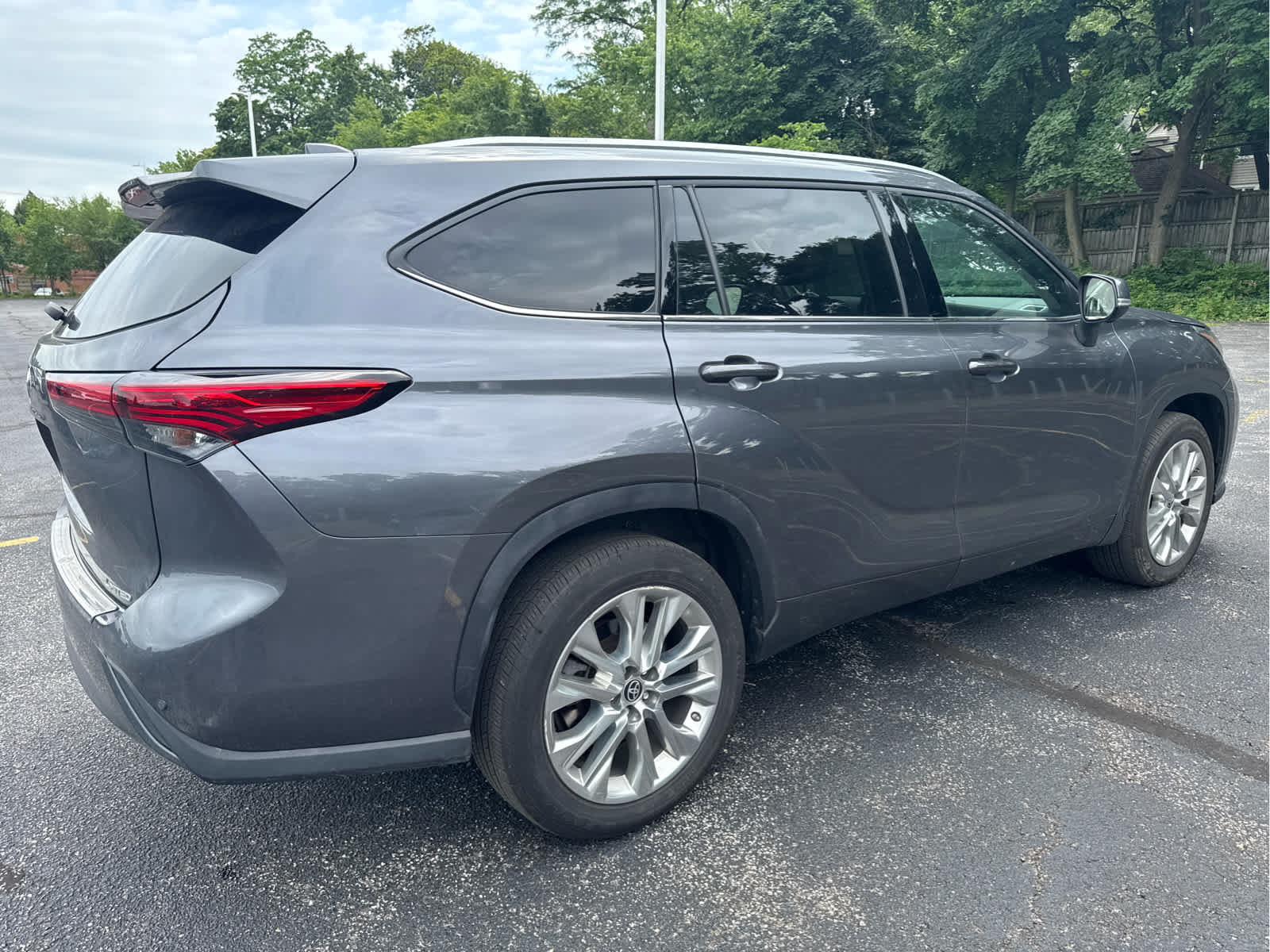 Used 2023 Toyota Highlander Limited FWD image 31