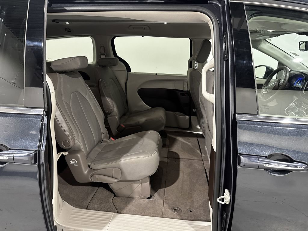 Used 2020 Chrysler Pacifica Touring w/ Advanced Safetytec Group FWD image 25