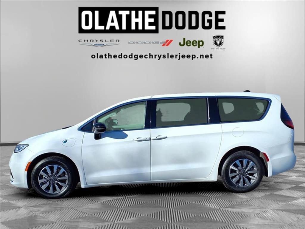 Used 2024 Chrysler Pacifica Select image 19