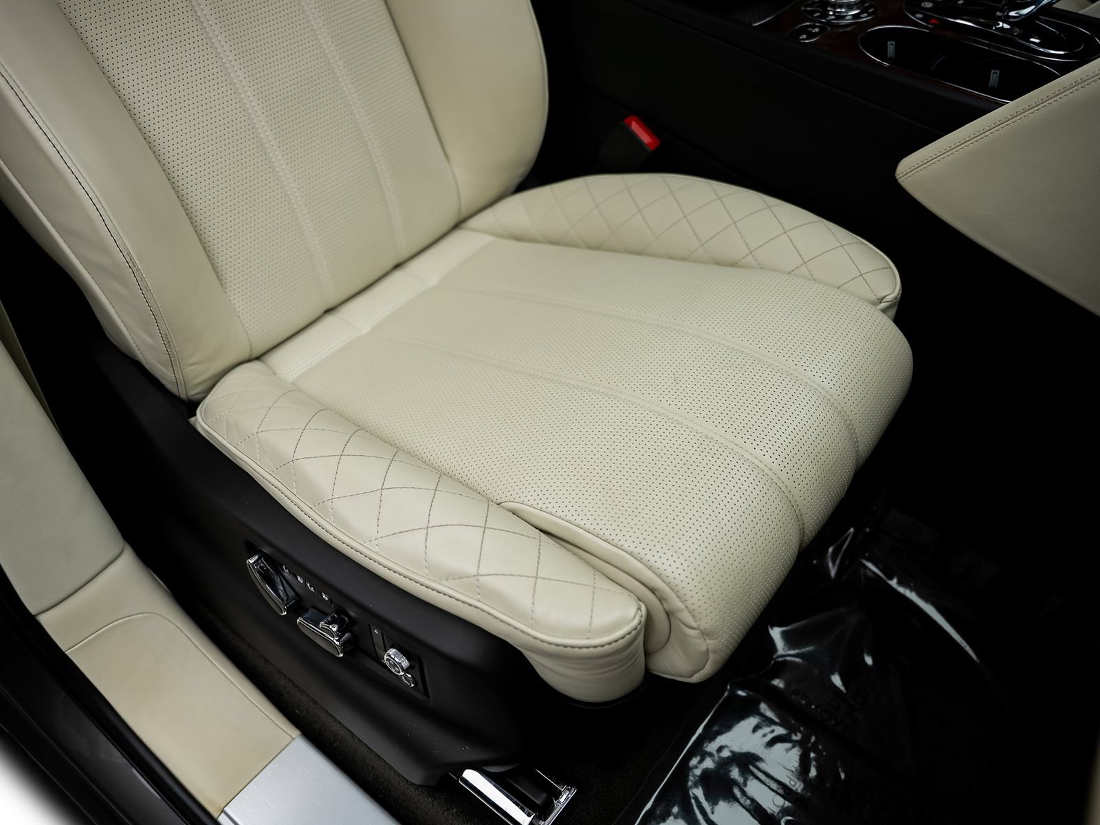 Used 2018 Bentley Bentayga AWD/4WD image 33