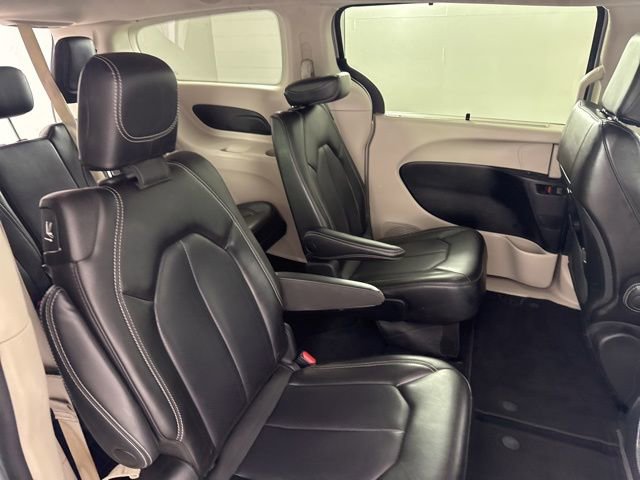 Used 2023 Chrysler Pacifica Touring-L image 21