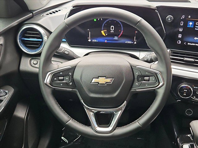 Used 2025 Chevrolet Trax LT w/ LT Convenience Package FWD image 14