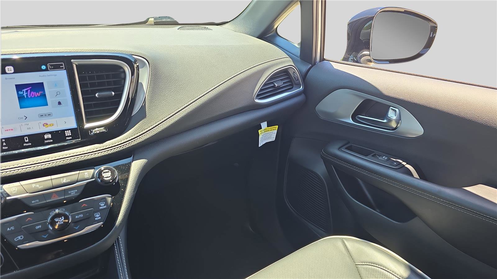 Used 2026 Chrysler Pacifica Limited FWD image 25