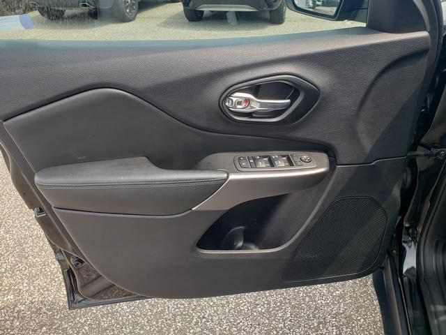 Used 2022 Jeep Cherokee Latitude Lux w/ Sun & Sound Group AWD/4WD image 11