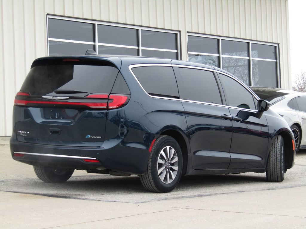 Used 2023 Chrysler Pacifica Touring-L image 3