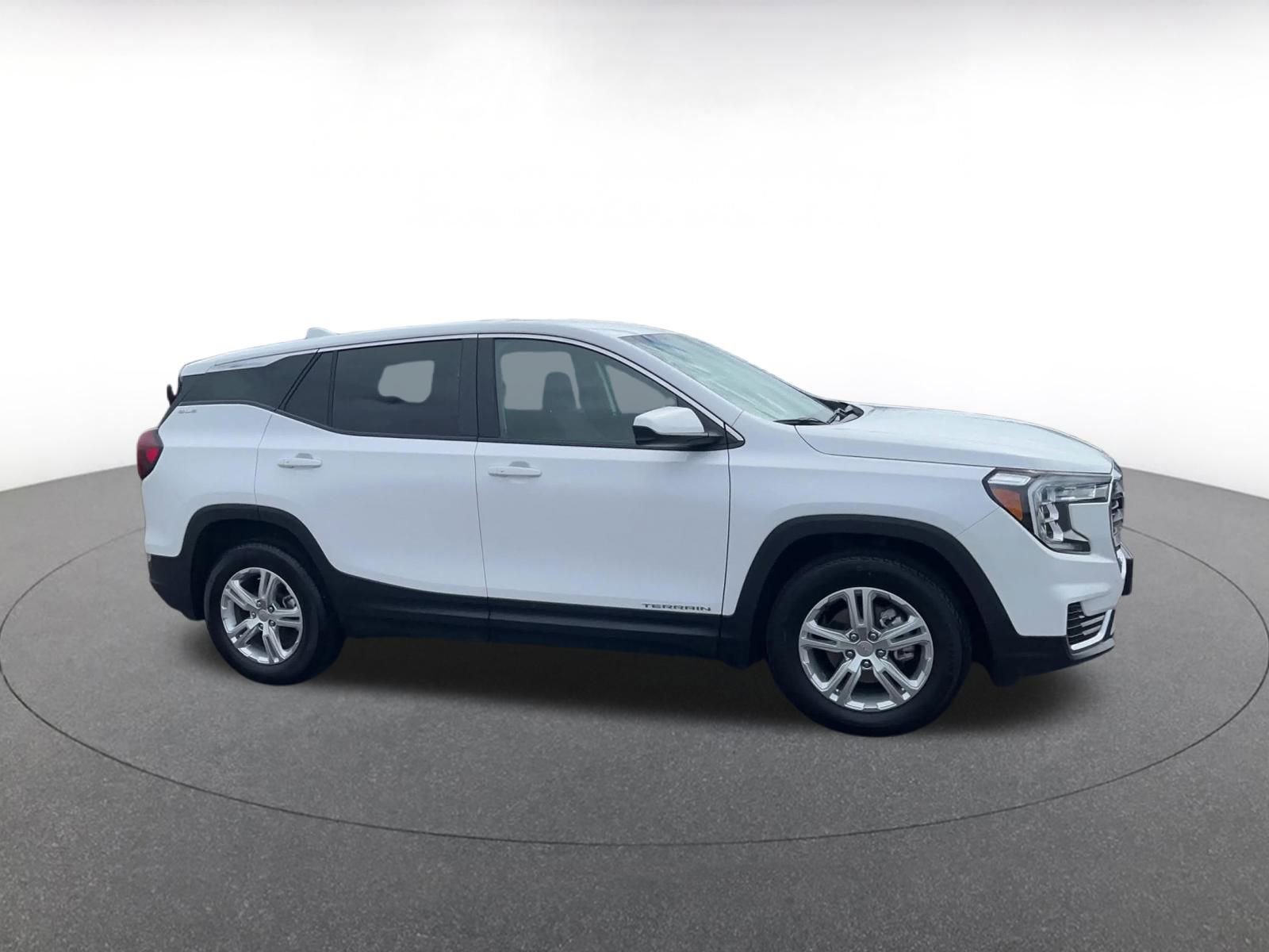 Used 2024 GMC Terrain SLE image 2
