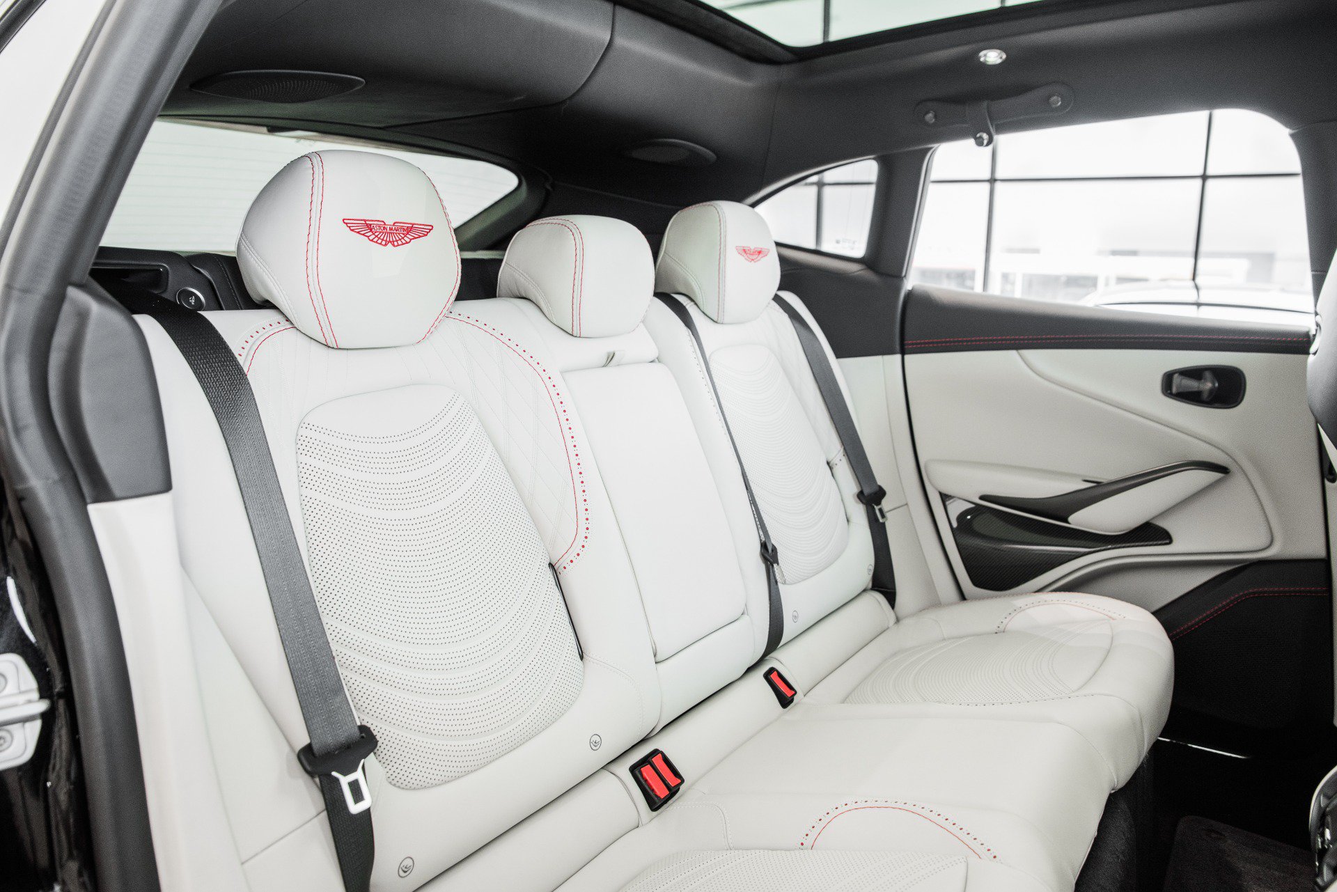Used 2022 Aston Martin DBX AWD/4WD image 18