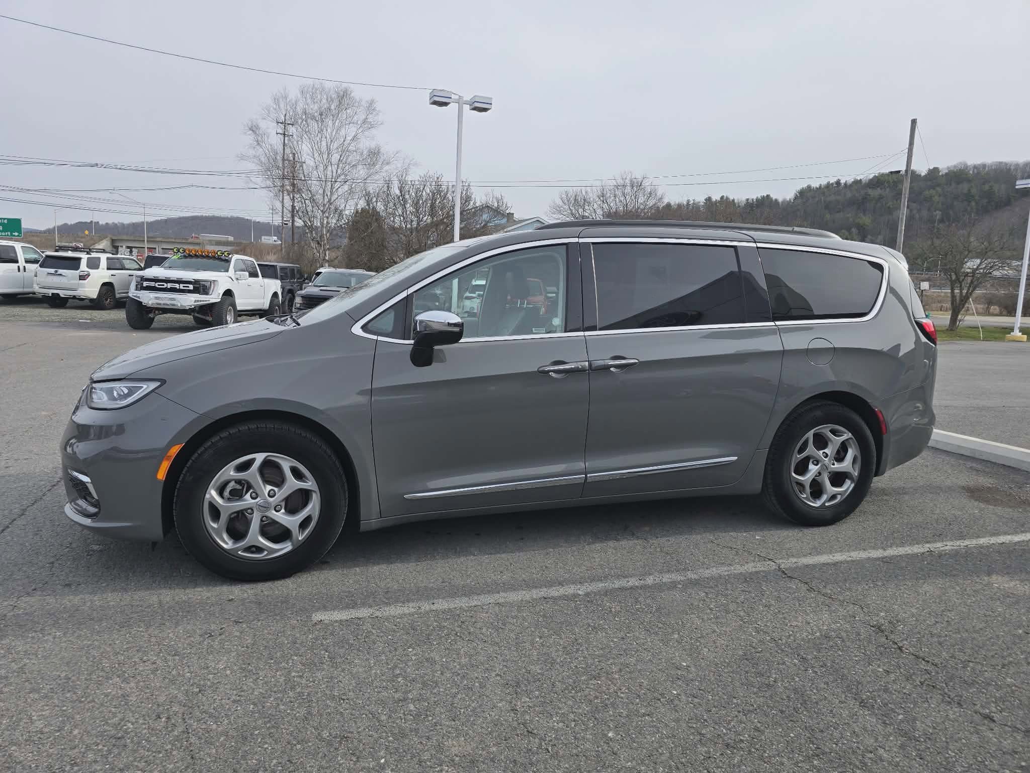 Used 2023 Chrysler Pacifica Limited FWD image 7