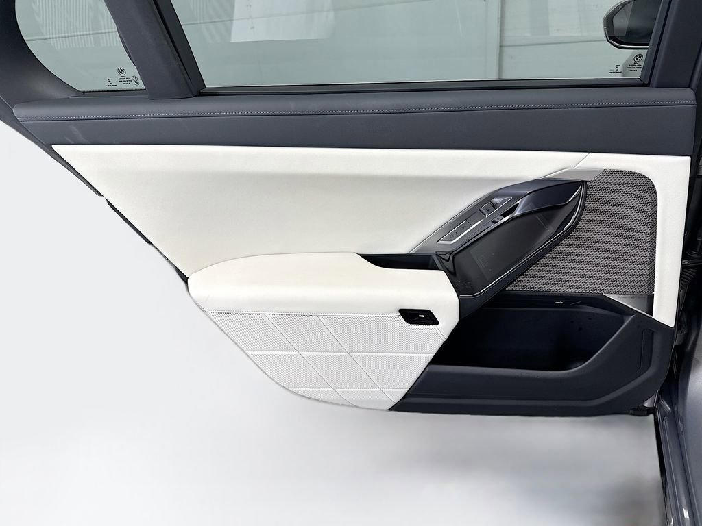 Certified 2024 BMW i7 xDrive60 image 25