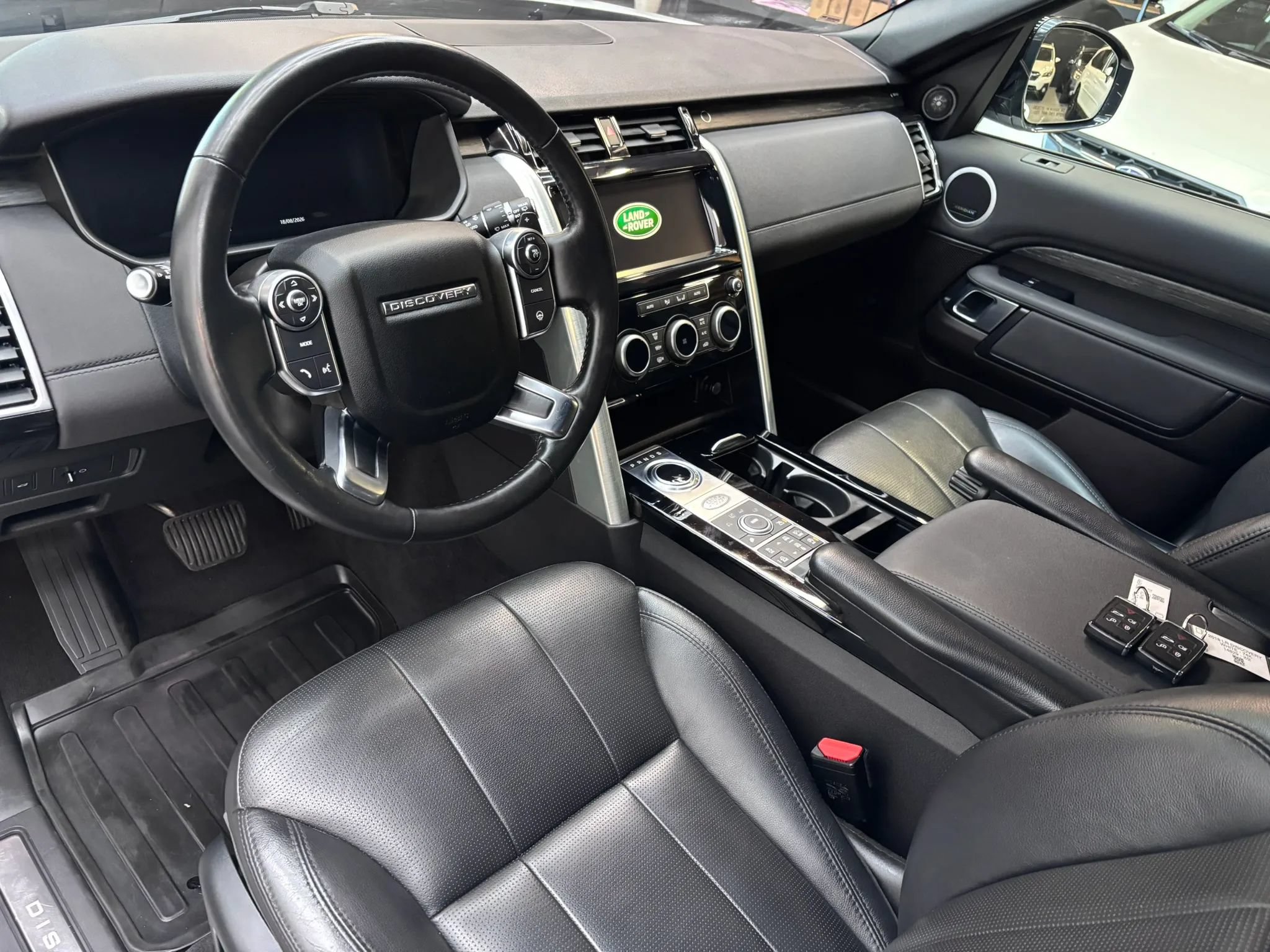 Used 2018 Land Rover Discovery HSE AWD/4WD image 8