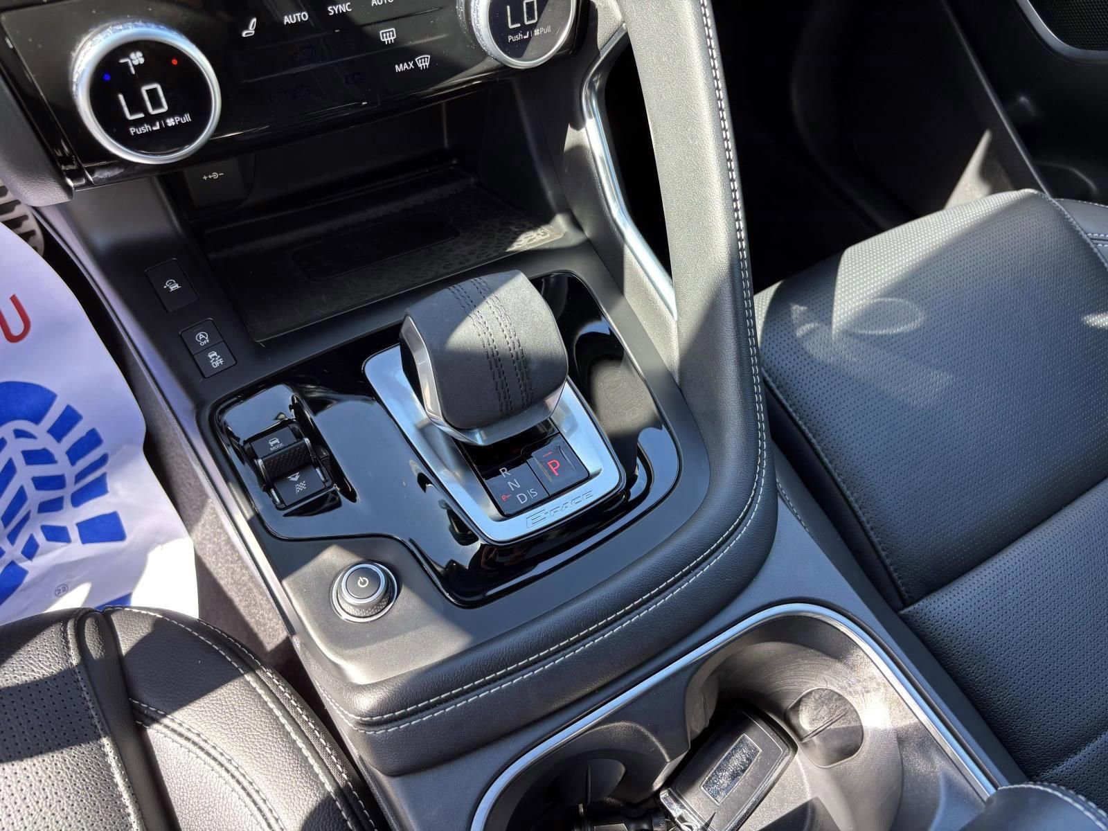 Used 2024 Jaguar E-PACE R-Dynamic SE image 18