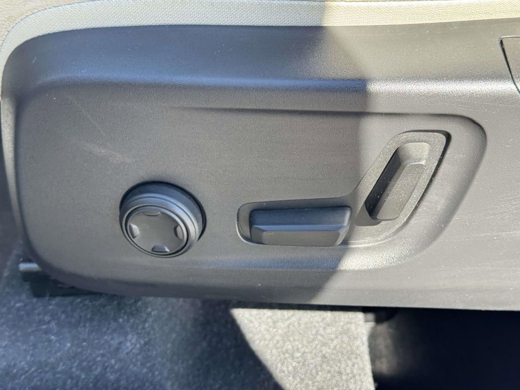 Used 2023 Volvo XC40 B5 Ultimate w/ Climate Package image 17