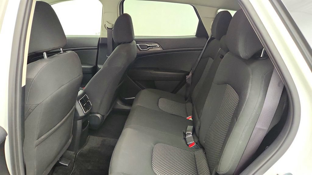 Used 2023 Kia Sportage LX AWD/4WD image 16