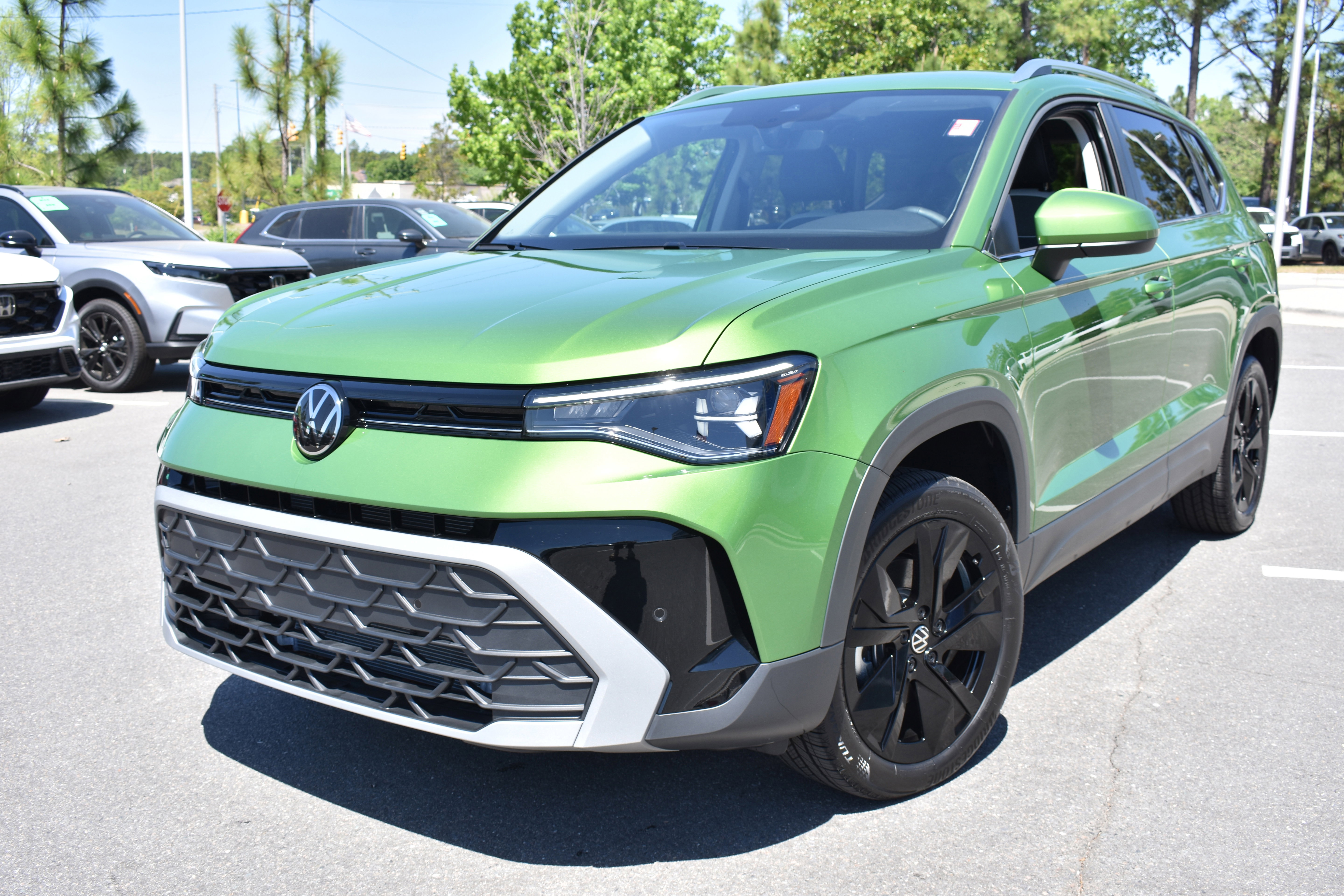 Used 2025 Volkswagen Taos SE image 5